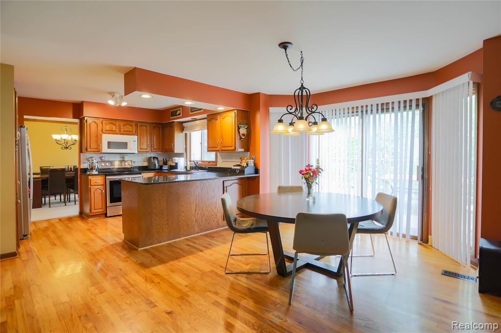 810 Box Canyon Court, Rochester Hills, MI 48309 — Photo 22