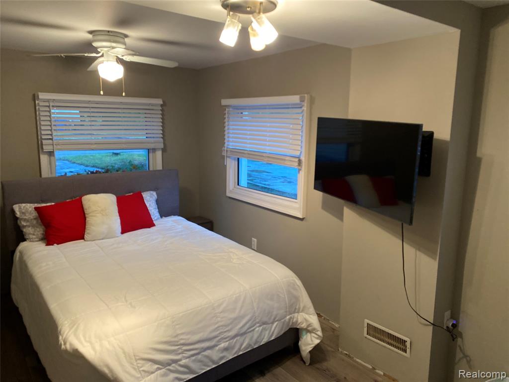 7825 Elizabeth Lake Rd Beach, Waterford, MI 48327 — Photo 8