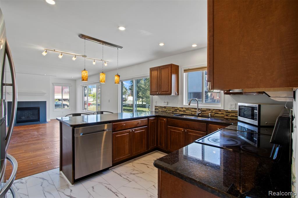 758 Pine Ridge Lane, Madison Heights, MI 48071 — Photo 17