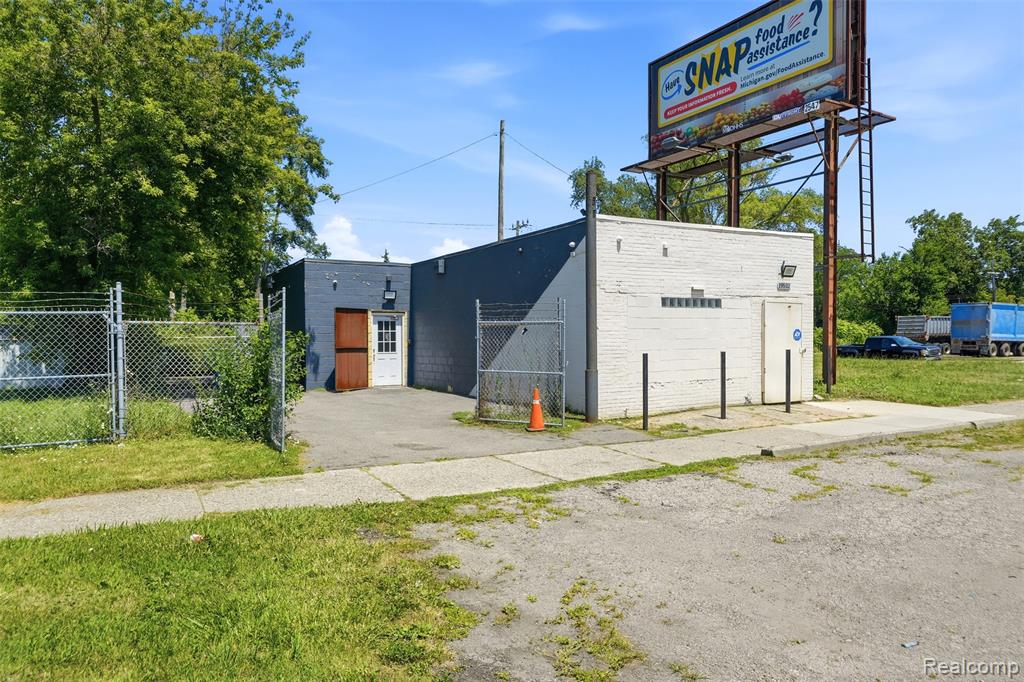 19512 Schoolcraft, Detroit, MI 48223 — Photo 3