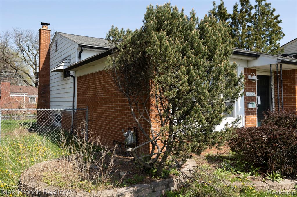 4829 WOLGAST Drive, Warren, MI 48092 — Photo 4