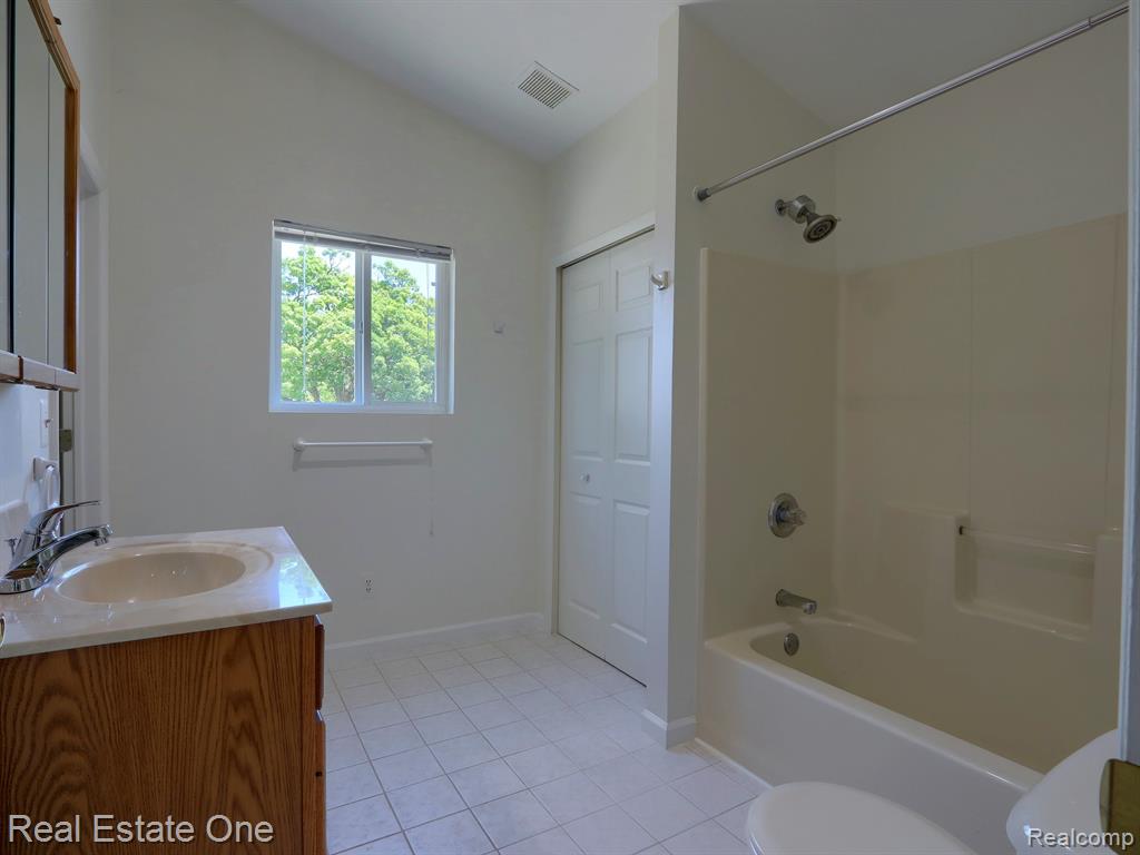 643 DETROIT Avenue, Lake Orion, MI 48362 — Photo 10