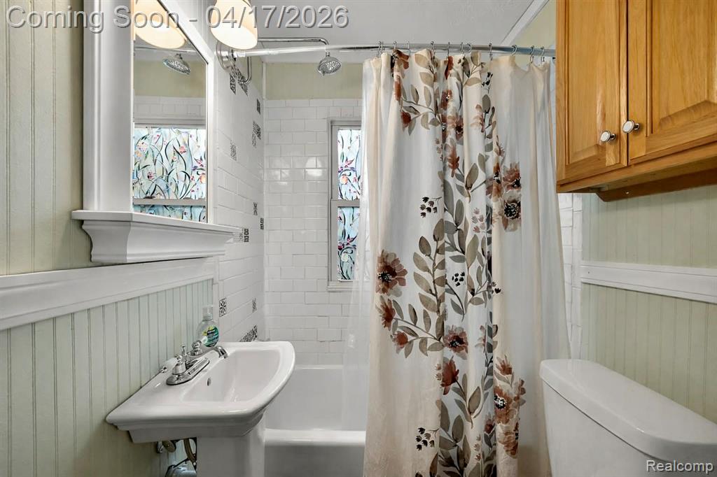 569 E Guthrie Avenue, Madison Heights, MI 48071 — Photo 17