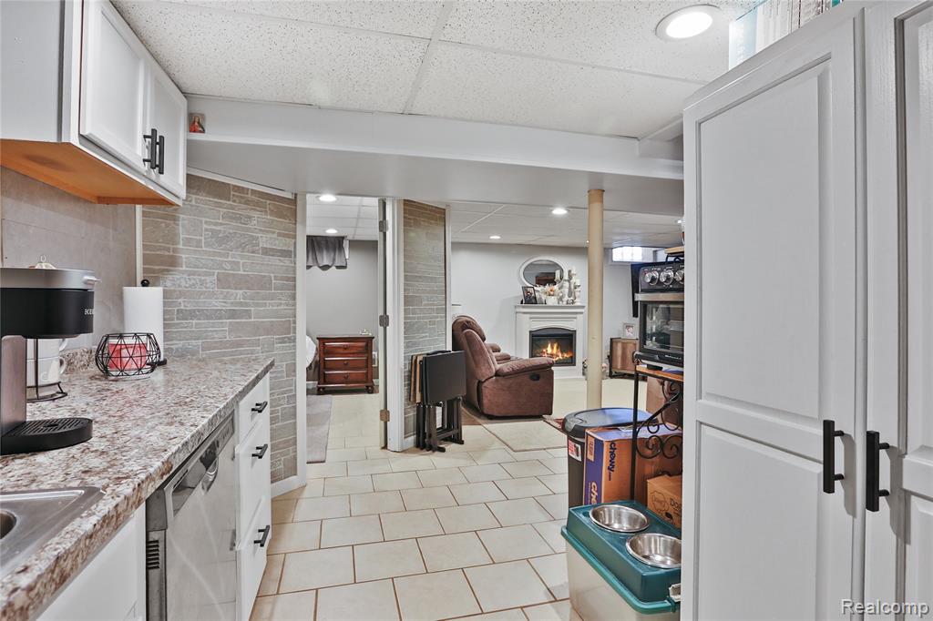 7140 Luana Avenue, Allen Park, MI 48101 — Photo 17