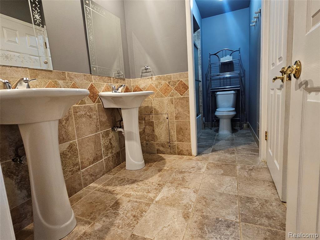 8596 Hampshire Drive, Sterling Heights, MI 48313 — Photo 17