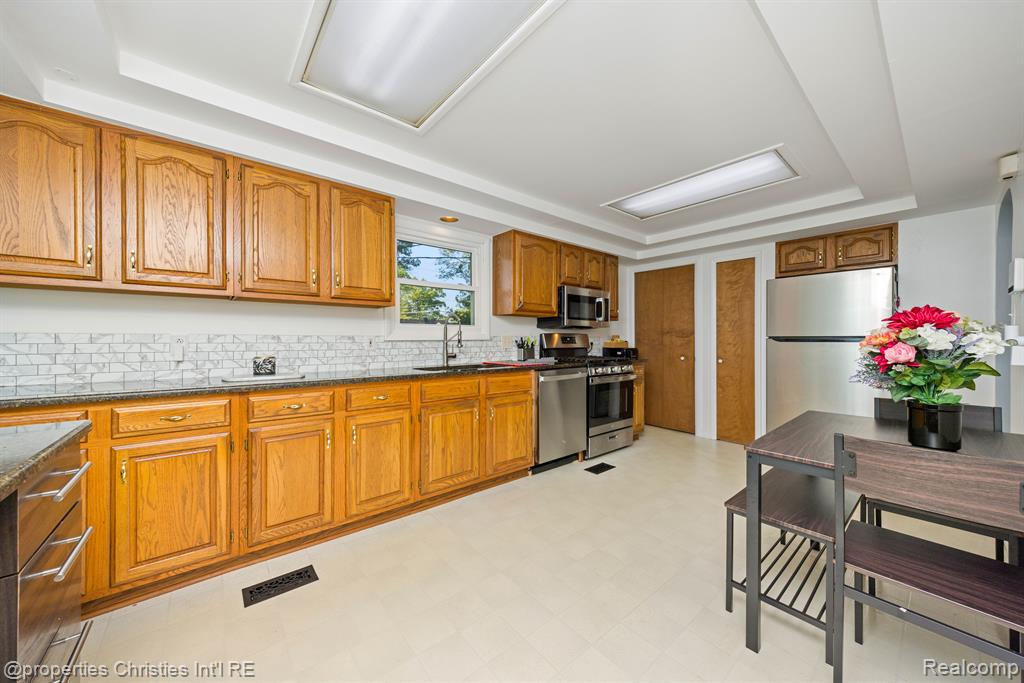 5710 OPALINE Drive, Waterford, MI 48327 — Photo 8