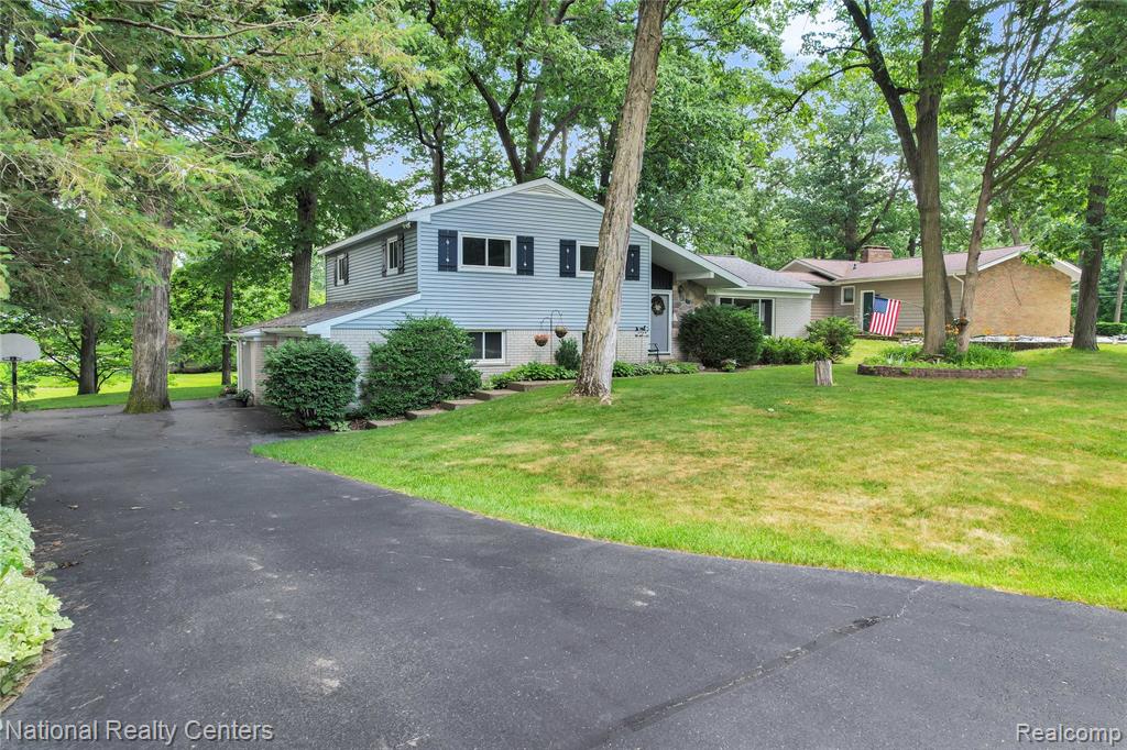 1521 Thread Valley, Holly, MI 48442 — Photo 4