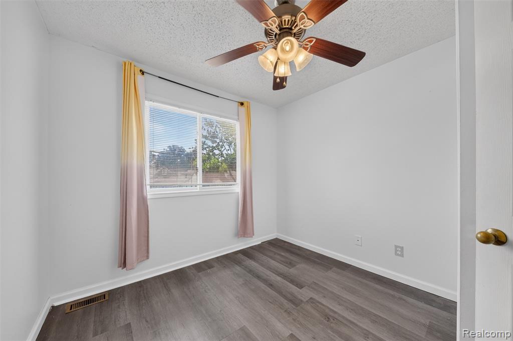 20471 Hollywood Street, Harper Woods, MI 48225 — Photo 26