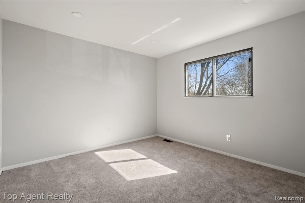 4238 GLOUCESTER Drive, Sterling Heights, MI 48310 — Photo 27