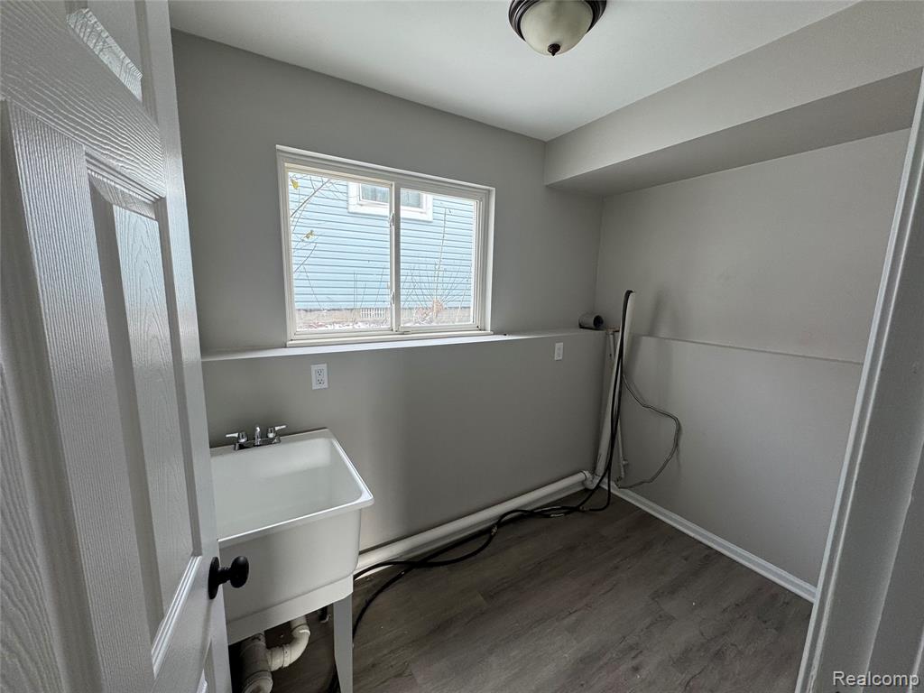 976 Ledyard Street, Waterford, MI 48328 — Photo 16