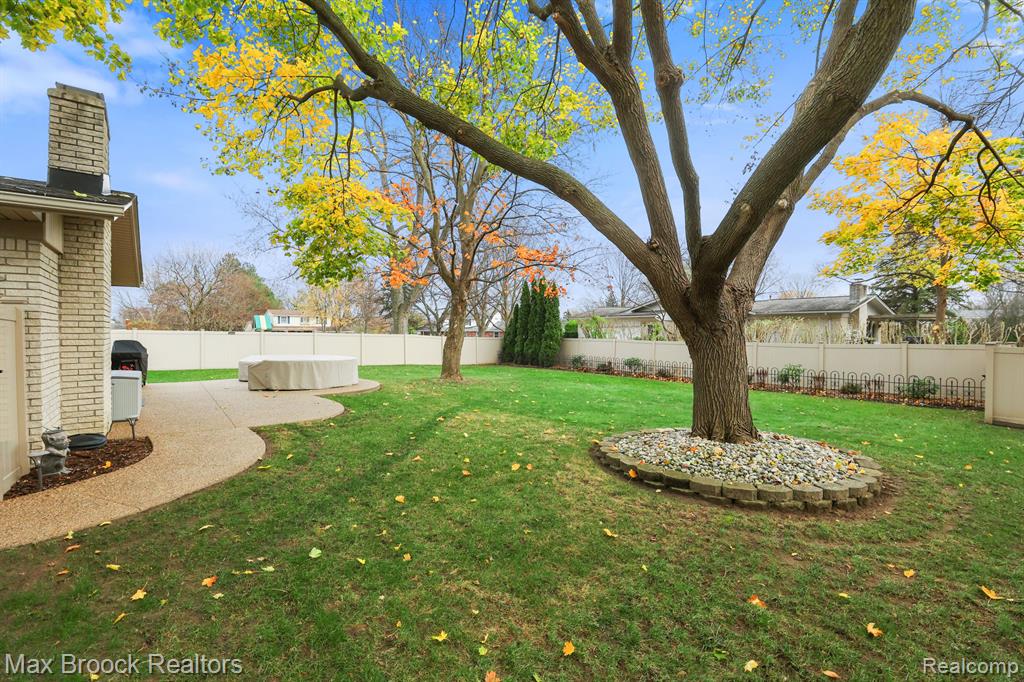 975 HUNTSFORD Drive, Troy, MI 48084 — Photo 22
