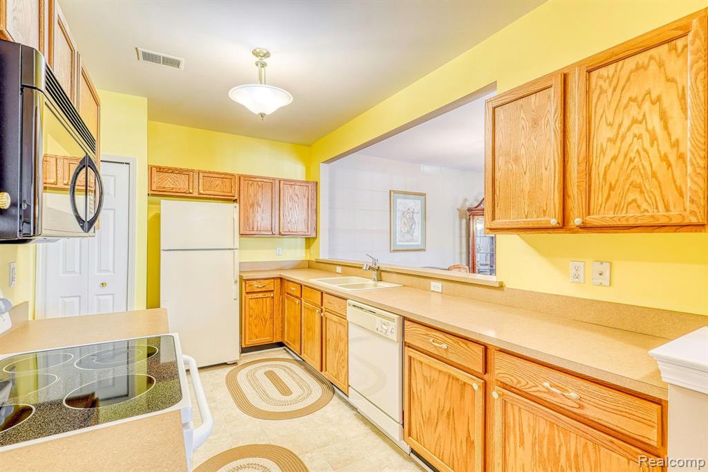 1828 FLAGSTONE Circle, Rochester, MI 48307 — Photo 12
