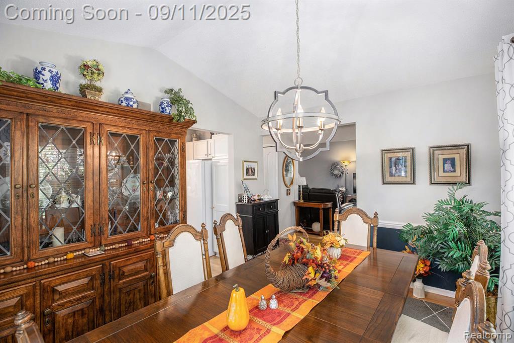 5886 Creekside Drive, Troy, MI 48085 — Photo 9