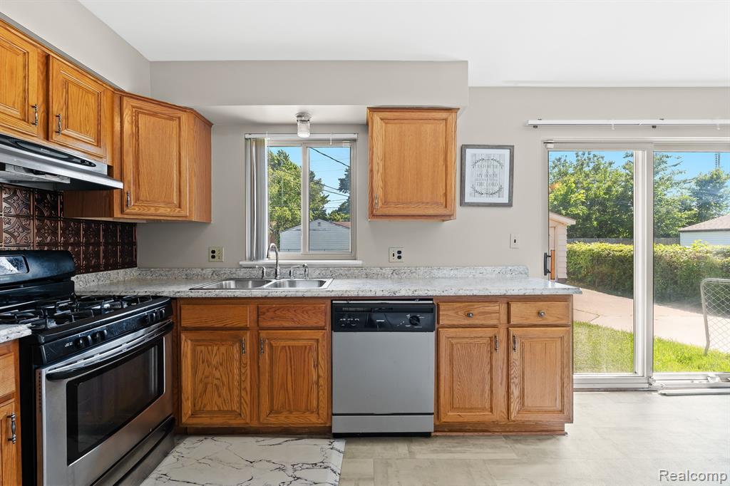 10563 N OAK Drive, Ferndale, MI 48220 — Photo 8