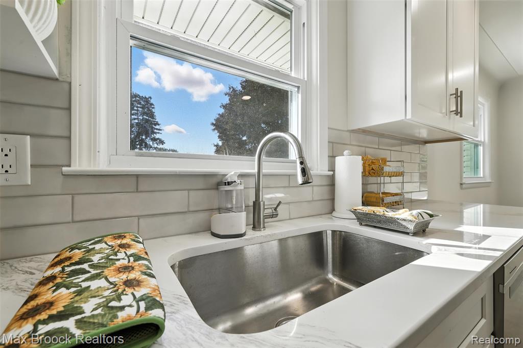 5561 Delmas Road, Clarkston, MI 48348 — Photo 9