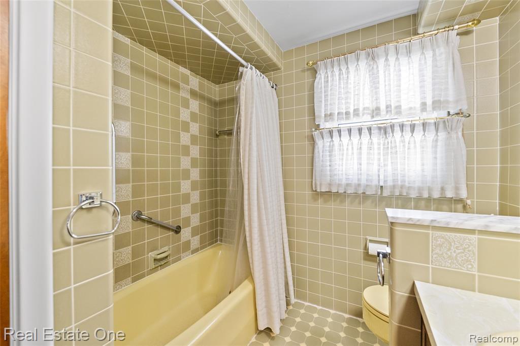 25574 Wilson Drive, Dearborn Heights, MI 48127 — Photo 41
