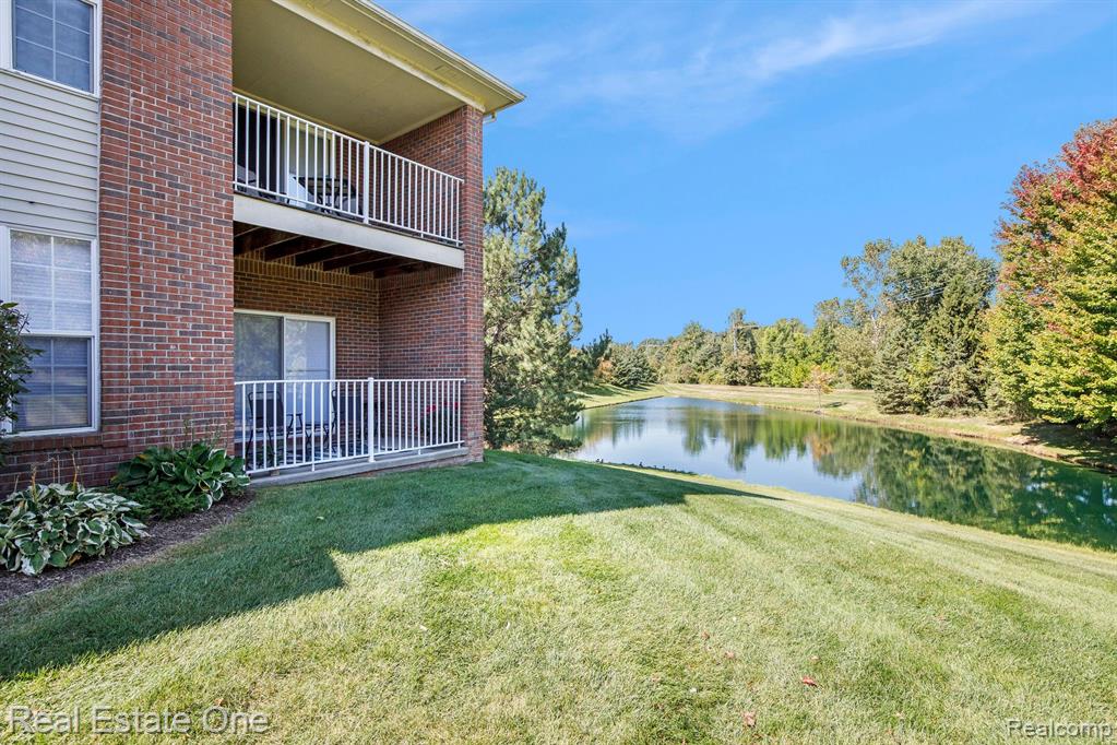 1948 FLAGSTONE Circle, Rochester, MI 48307 — Photo 24