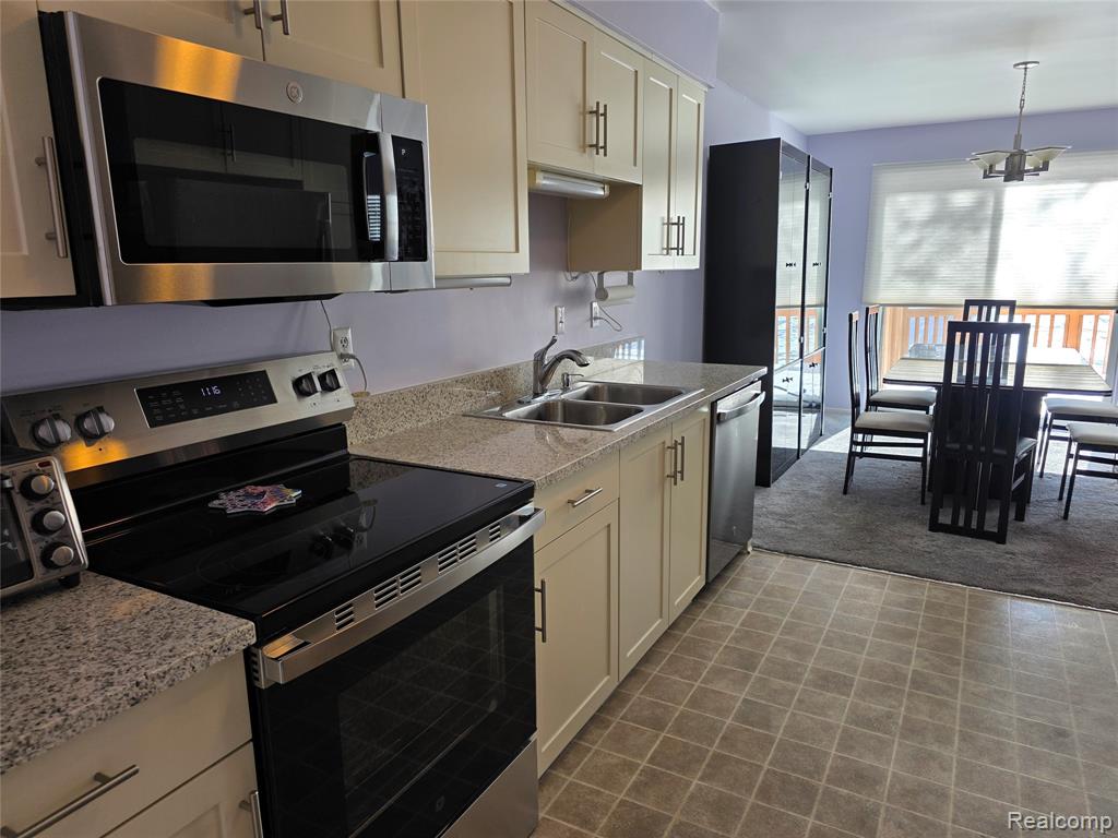 2090 Pleasant Drive, Commerce Twp, MI 48390 — Photo 4