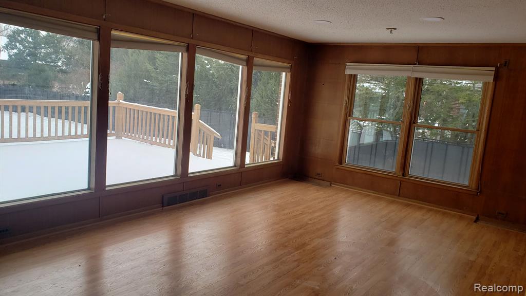 730 WOODCREST Drive, Dearborn, MI 48124 — Photo 6