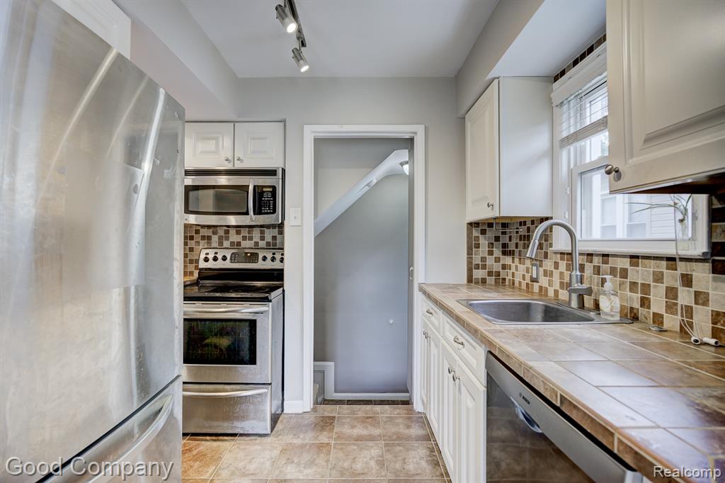 830 W HAZELHURST Street, Ferndale, MI 48220 — Photo 9