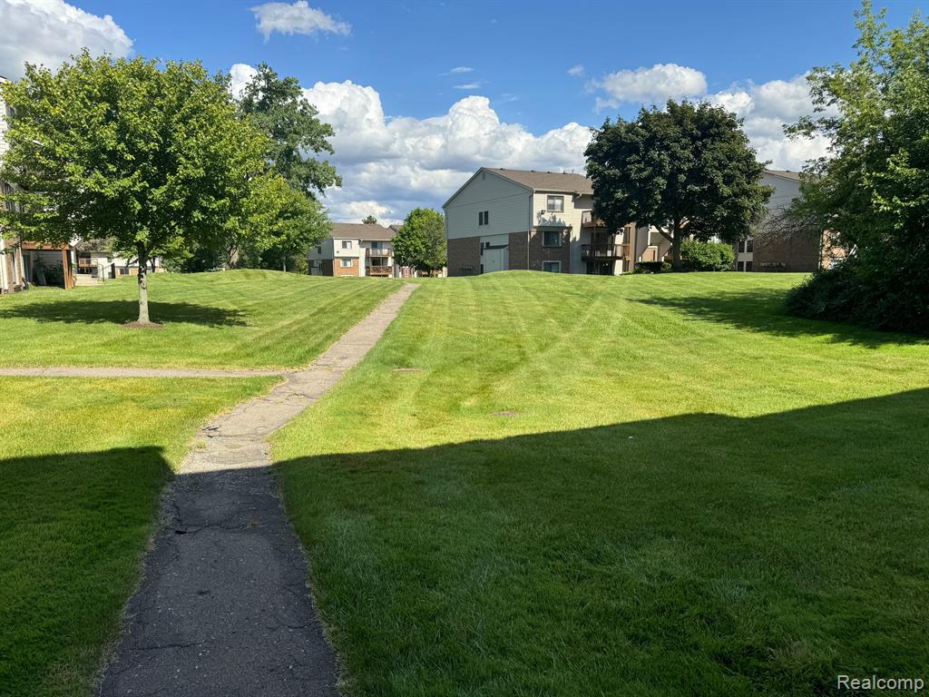 30060 W 12 MILE Road, 89, Farmington Hills, MI 48334 — Photo 2