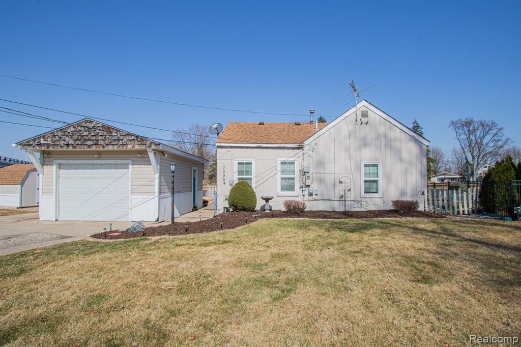 39964 SHORELINE Drive, Harrison Township, MI — Photo 2