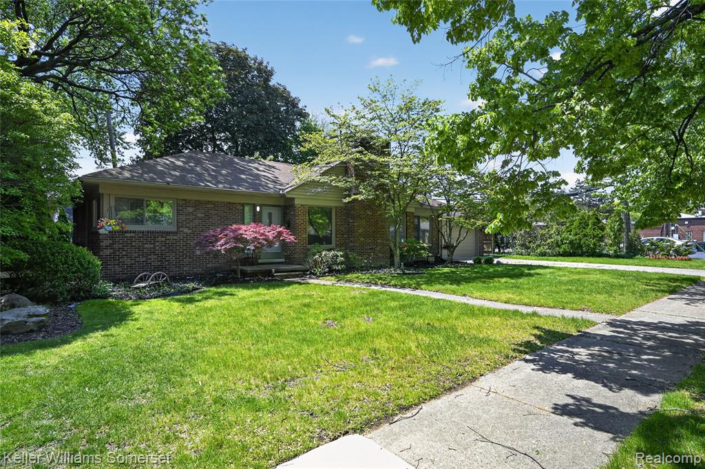 1681 Oxford Road, Grosse Pointe Woods, MI 48236 — Photo 2