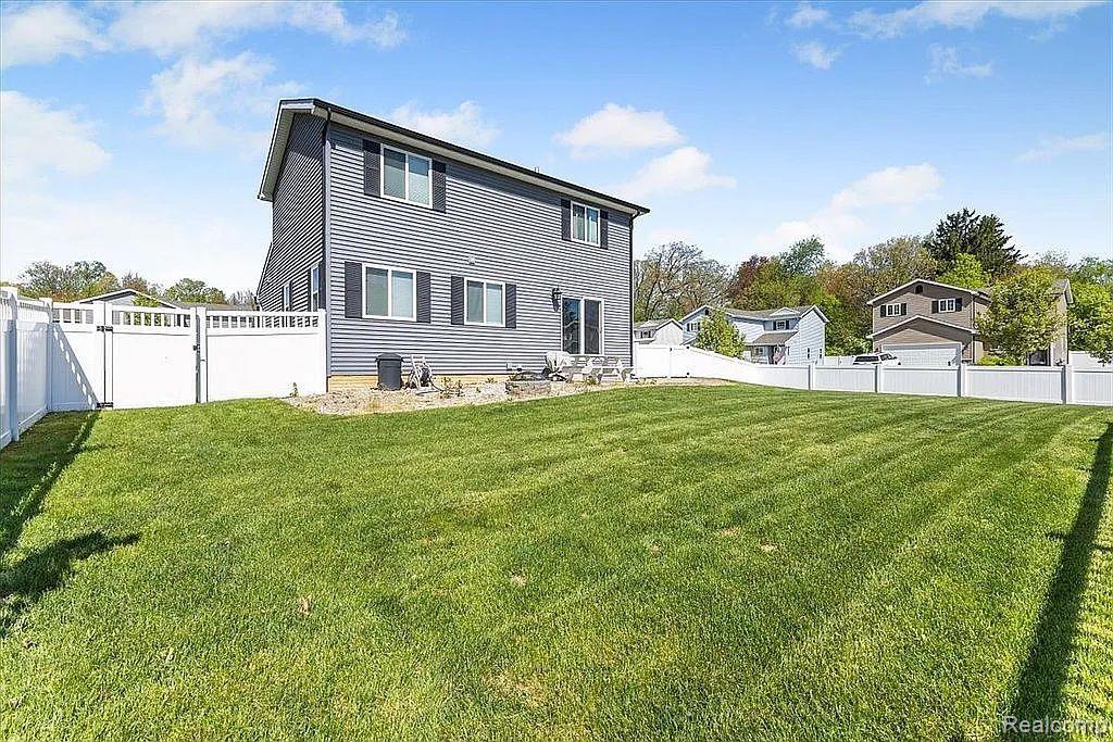 6576 SKYLAR Lane, Waterford, MI 48327 — Photo 4