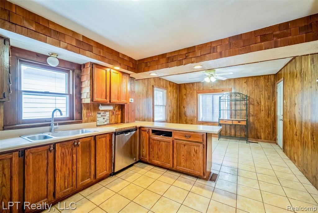 453 Spruce Street, Wyandotte, MI 48192 — Photo 4