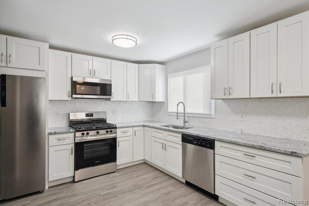 941 E LINCOLN Avenue, Madison Heights, MI 48071 — Photo 9