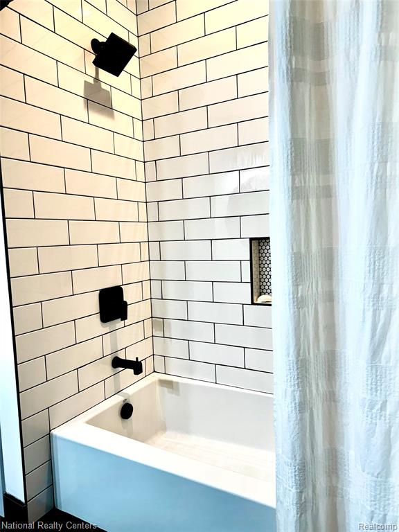7050 Lake Shannon Court, Fenton, MI 48430 — Photo 28