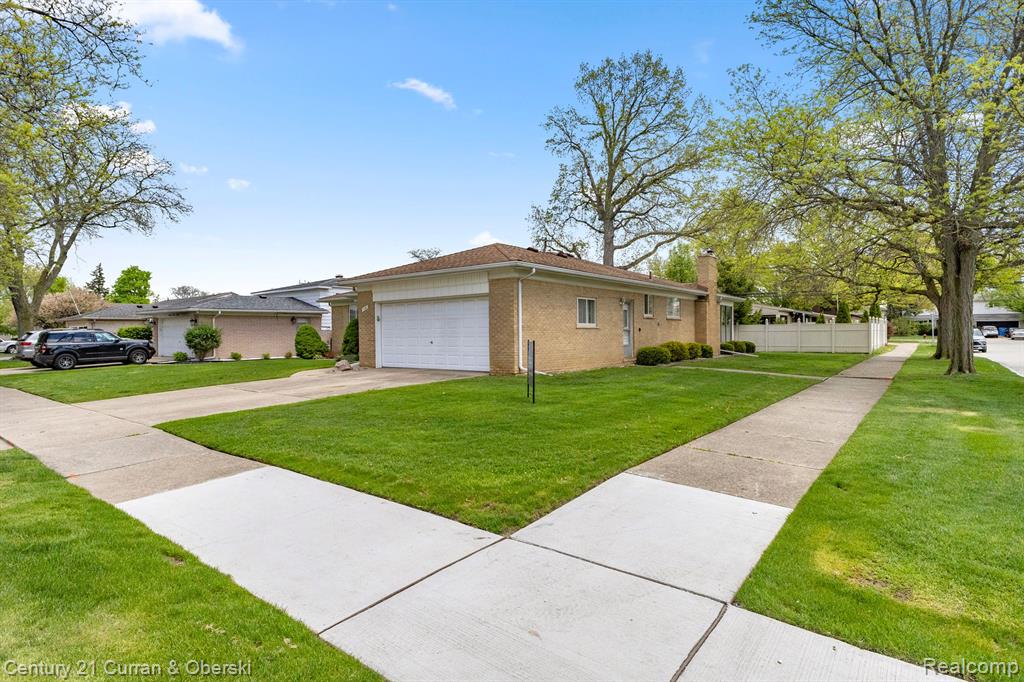 716 N CHARLESWORTH Street, Dearborn Heights, MI 48127 — Photo 4