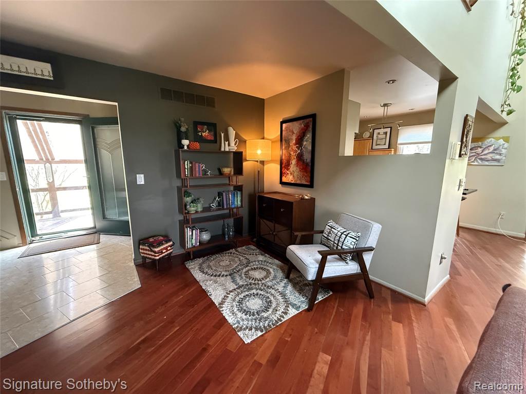 4945 Whitlow Court, Commerce Twp, MI 48382 — Photo 2