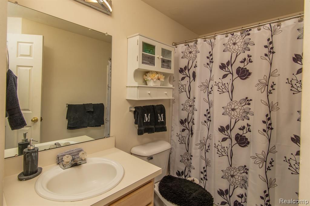 348 VICTORIAN Lane, Belleville, MI 48111 — Photo 16