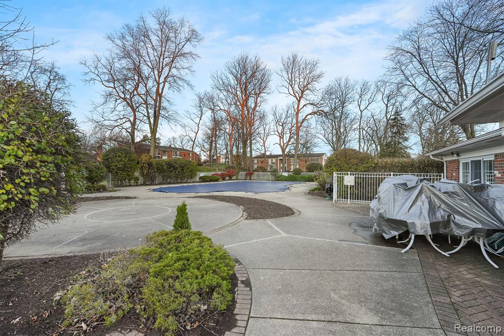 475 FOX HILLS Drive N, Bloomfield Hills, MI 48304 — Photo 22