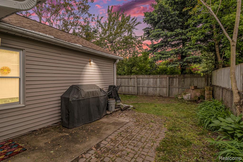 2305 Hester Court, Keego Harbor, MI 48320 — Photo 21
