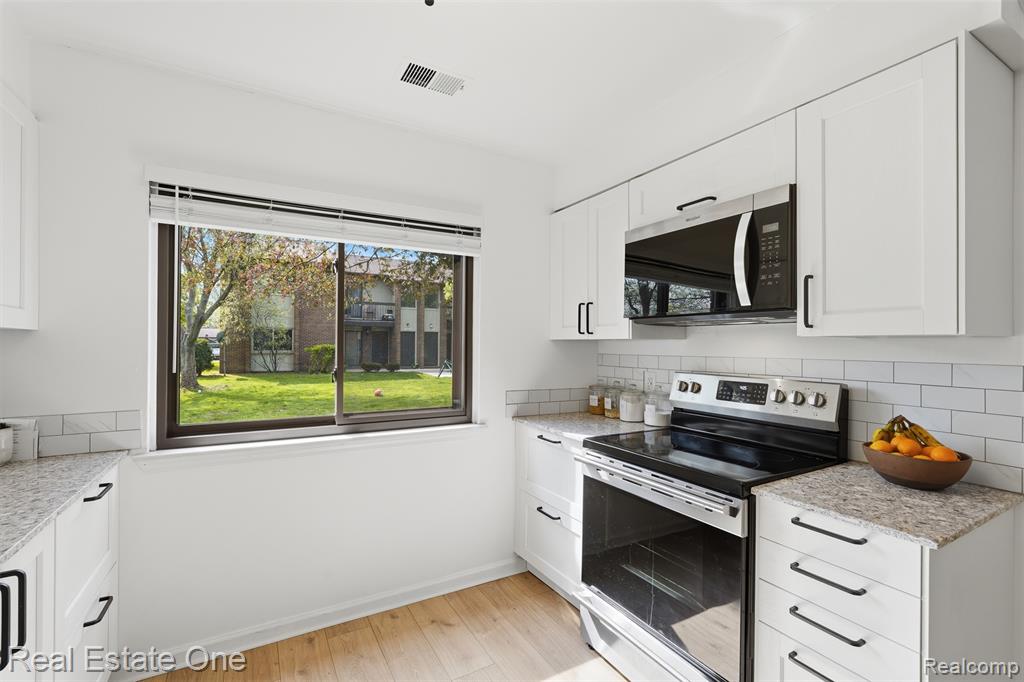 33547 Pondview Circle, 130, Livonia, MI 48152 — Photo 15