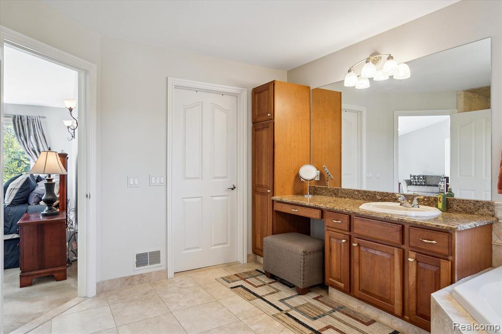 8504 Riverwalk Drive, Fenton, MI 48430 — Photo 32