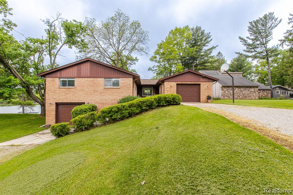 63 Lakeview Drive, Oxford, MI 48370 — Photo 2