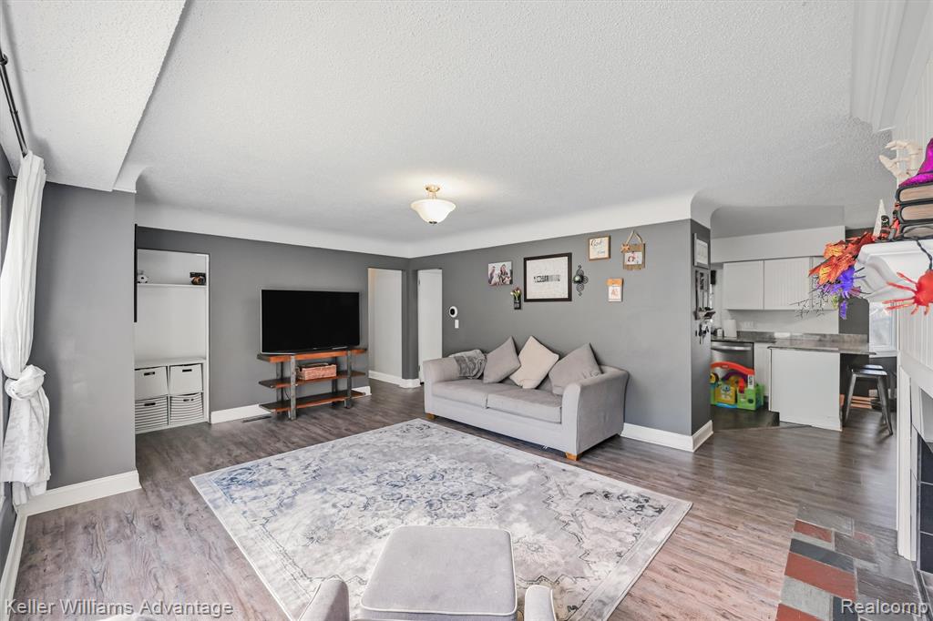 671 E Crest Lane, South Lyon, MI 48178 — Photo 9