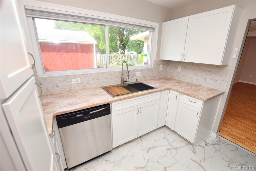 4047 Mitchell Drive, Flint, MI 48506 — Photo 9