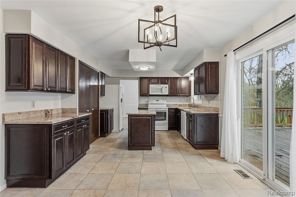 5119 Greenbriar Drive, West Bloomfield, MI 48323 — Photo 12