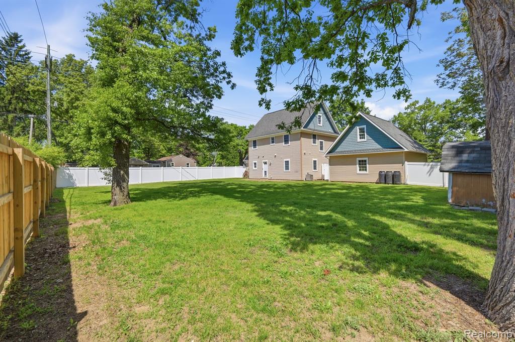 5685 Crescent Road, Waterford, MI 48327 — Photo 36