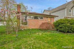 2051 AVONDALE Street, Sylvan Lake, MI 48320 — front exterior
