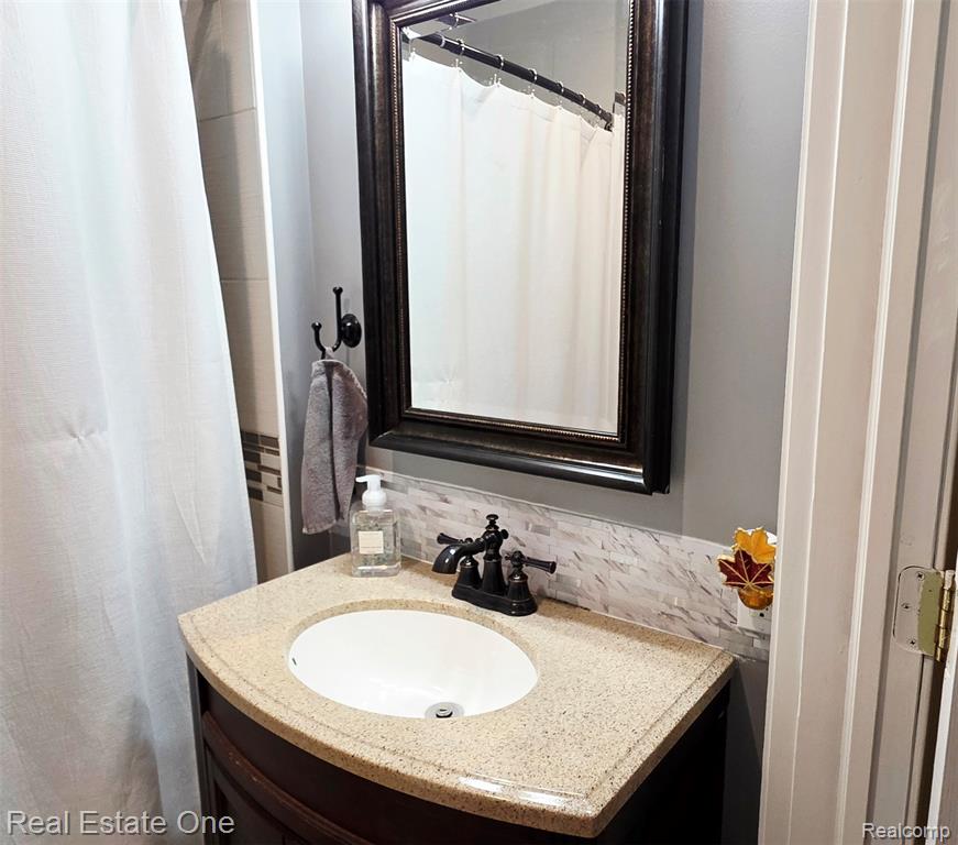 611 E Bernhard Avenue, Hazel Park, MI 48030 — Photo 13