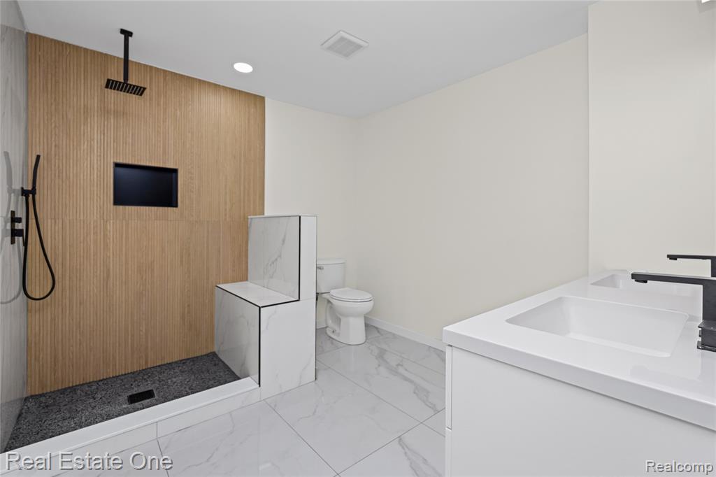 5426 N Piccadilly, West Bloomfield, MI — Photo 37