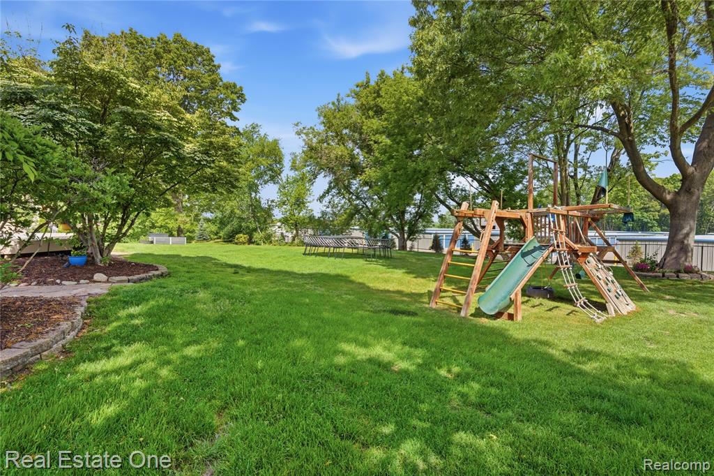 219 Briarwood Drive, Highland, MI — Photo 38