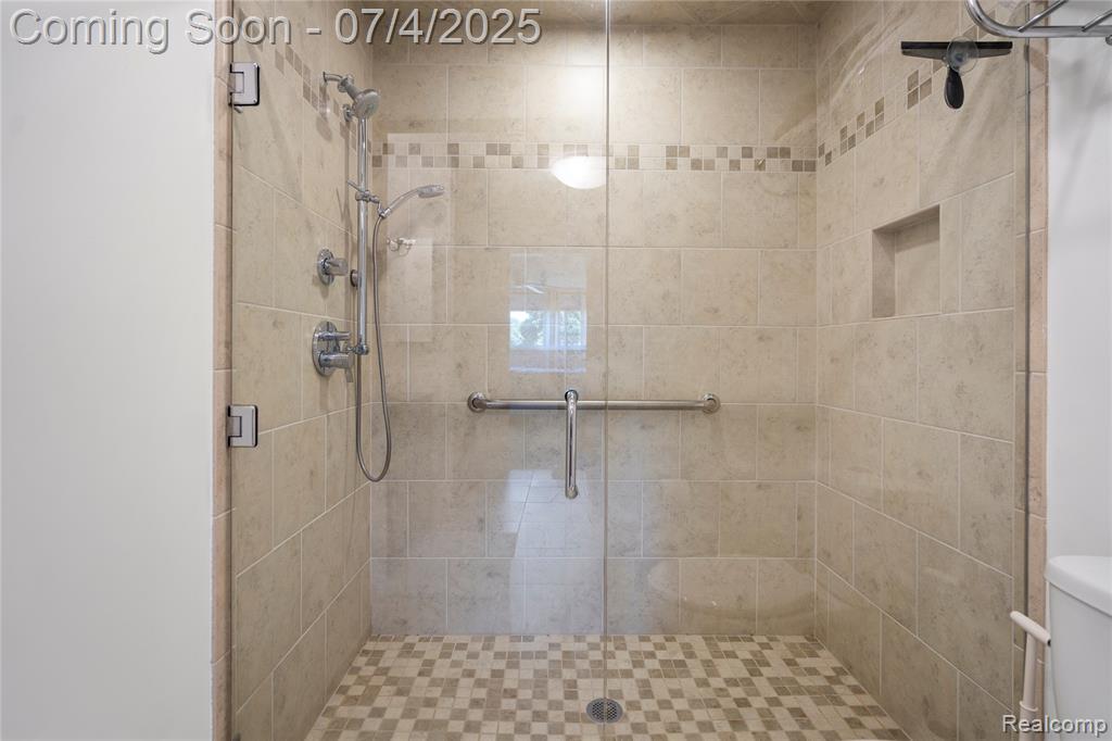 938 Brookwood Lane E, Rochester, MI 48309 — Photo 23