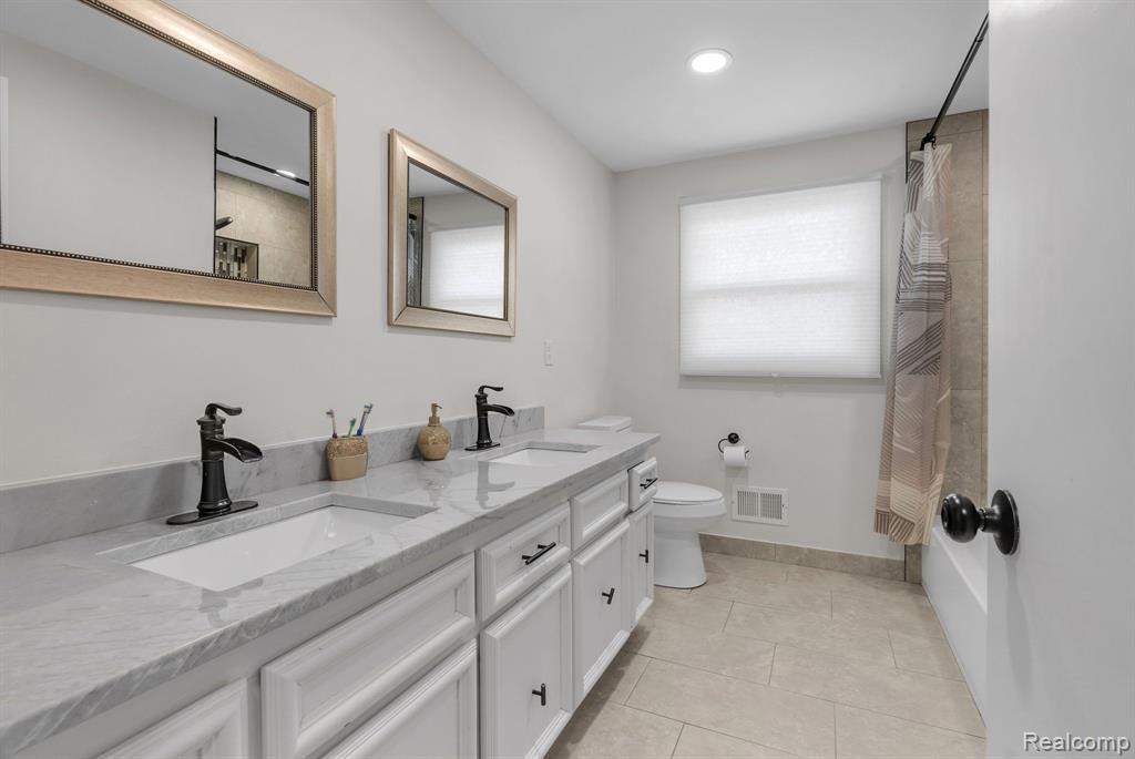 47266 WARWICK Court, Shelby Twp, MI 48315 — Photo 18