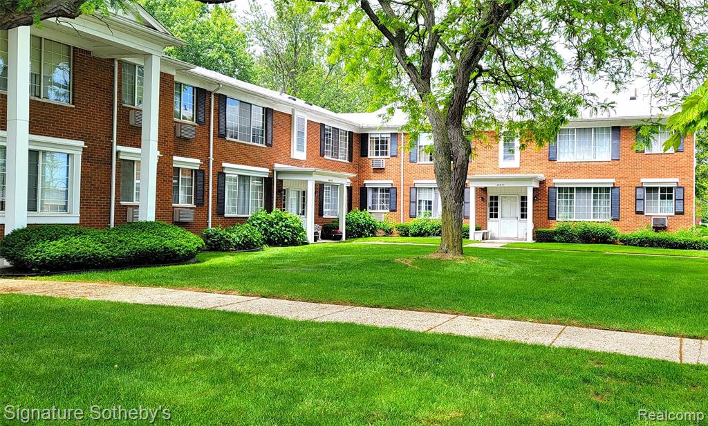 20870 Wildwood, 221, Harper Woods, MI 48225 — front exterior